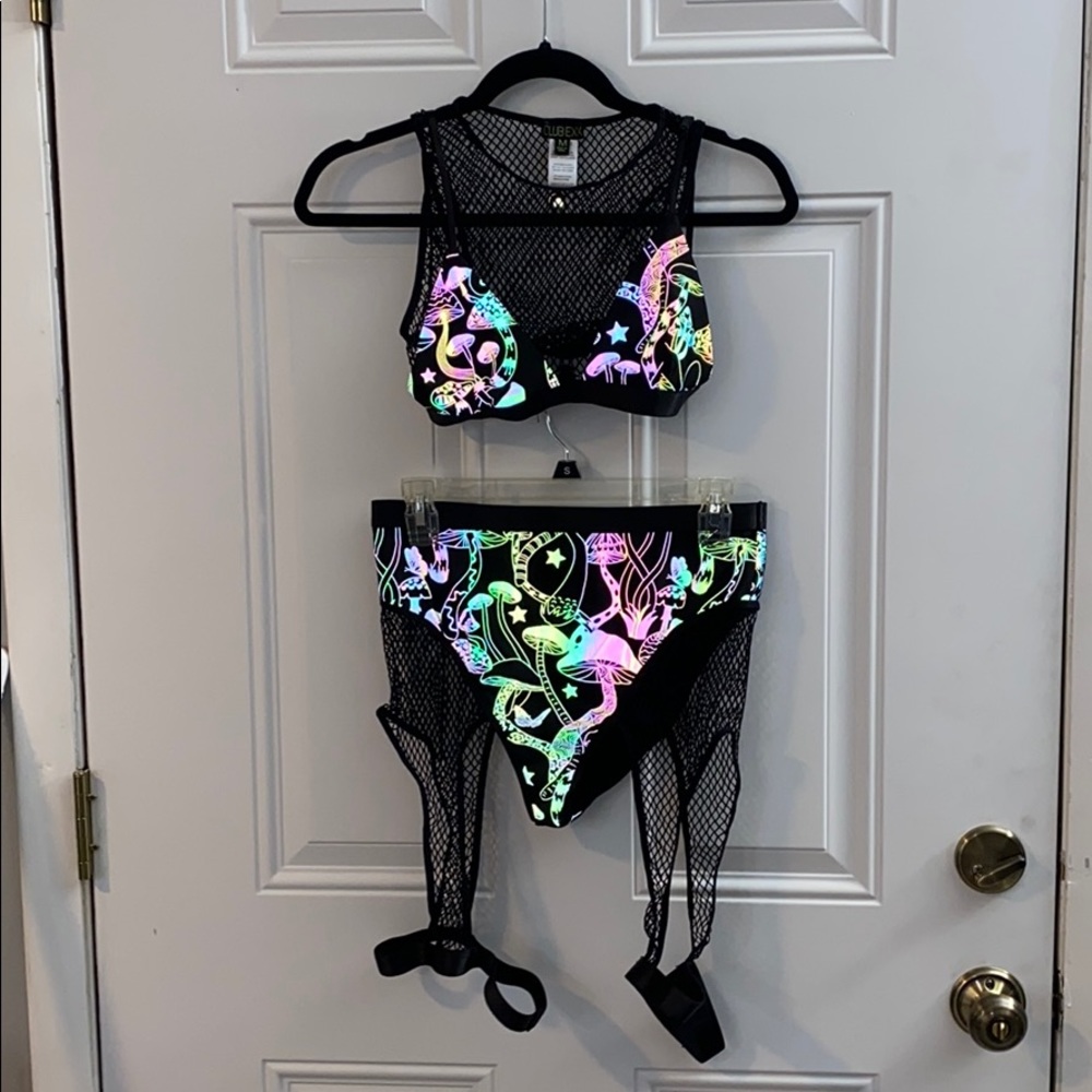 Reflective set with garters